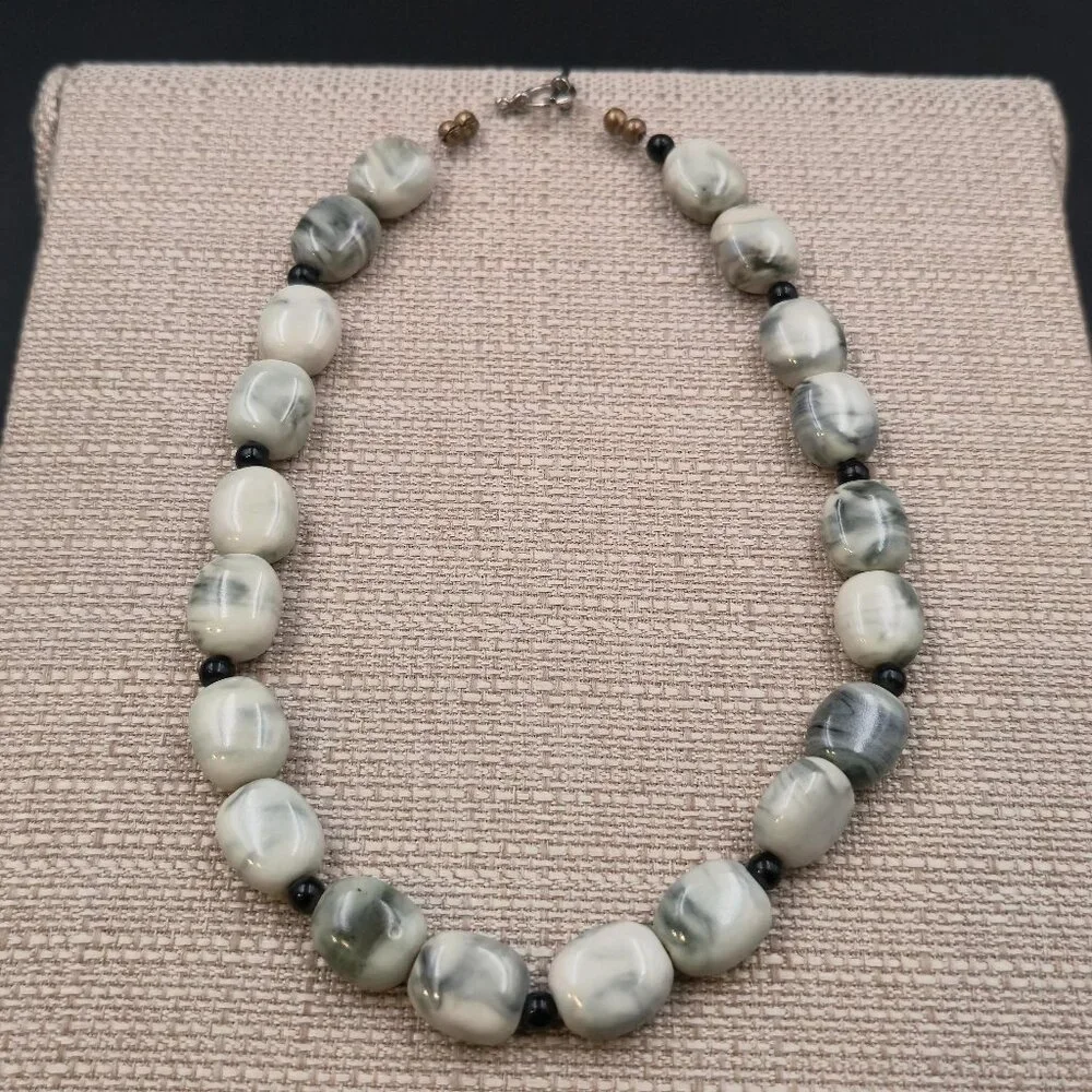 18 Inch Feather Gray Calcite Stone Chunky Necklace B1000 - Picture 1 of 6